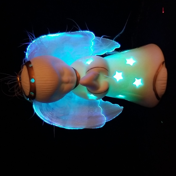 Praying Porcelain Angel - Picture 2 of 10